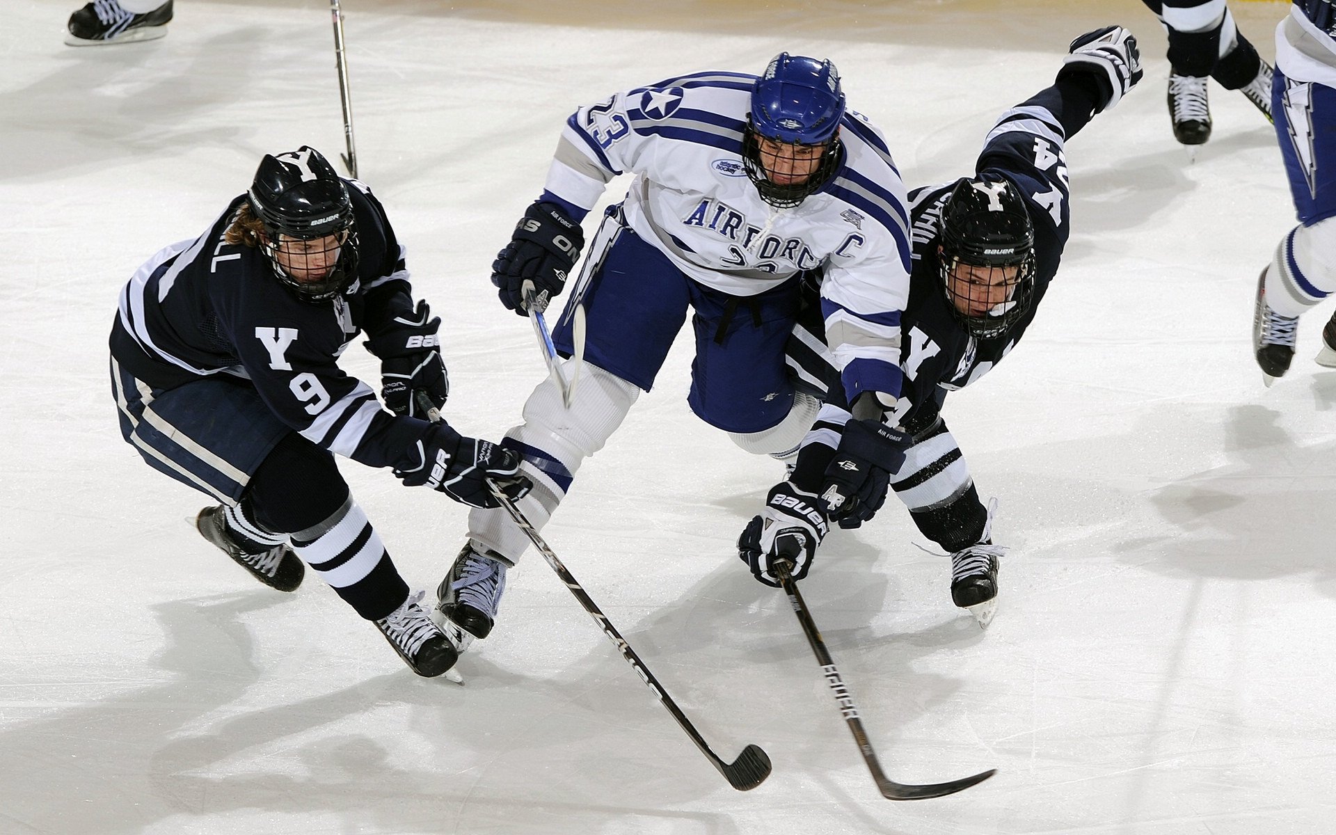 2019年季后赛：库里在关键第四节投入连续三记远距离三分，领导勇士获胜！